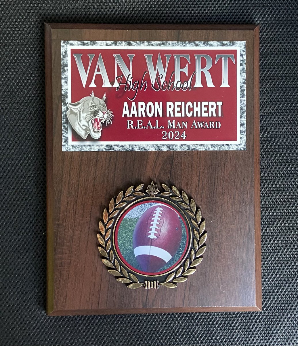 AaronReichert30's tweet photo. Accolades from my high school career:
4-year Varsity Letter-winner
2x All-League
2x R.E.A.L. Man (character) Award Winner
4x Hammer (Big Hit) Award Winner
Team captain
2x WBL top 10 in Tackles
#GoCougars https://t.co/JmF9JJWlMO