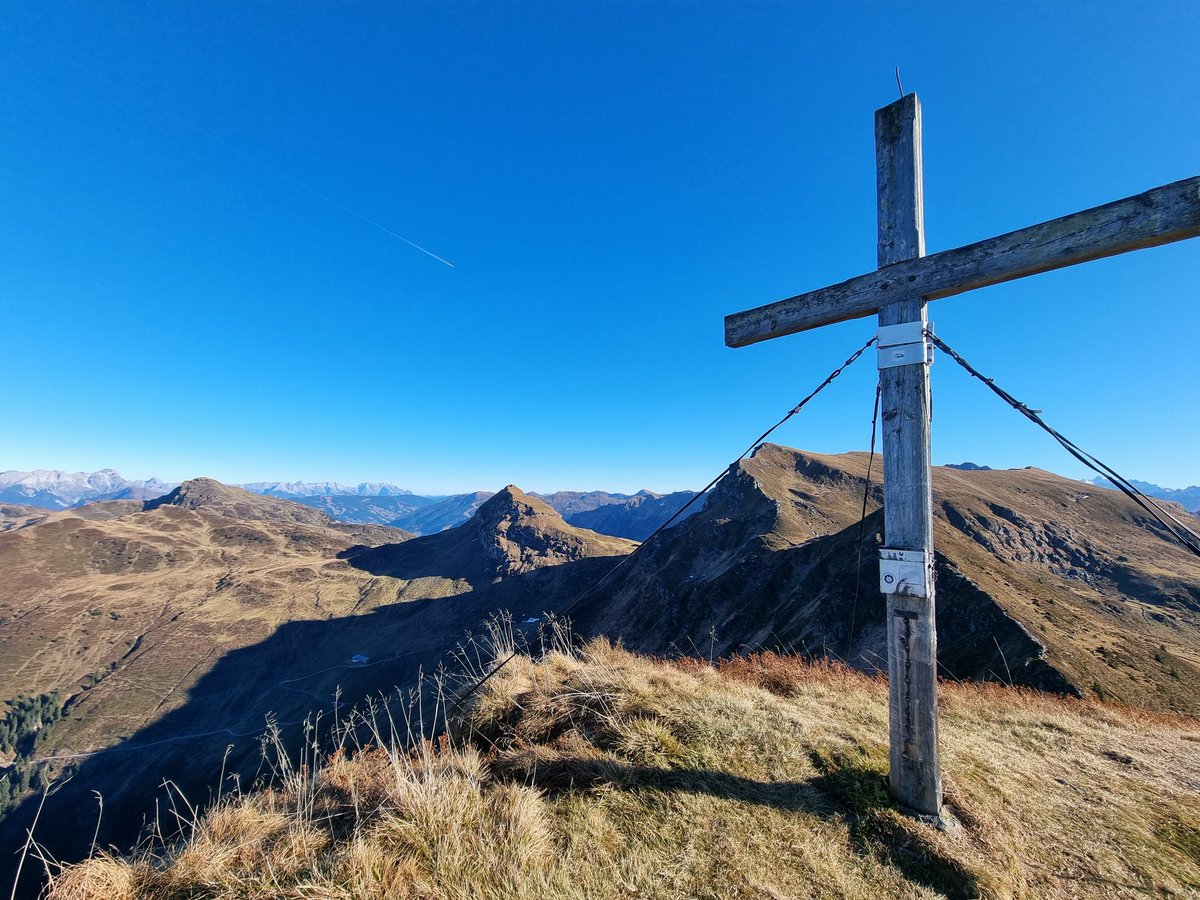 la_ontel's tweet photo. Bei Aurach/Jochberg #kitzbüheler über Schlichtenalm, Schützkogel (2069m) und Kleiner Schütz (2072m) Richtung Gamshag.. (nordseitiger Anstieg schattig und Bodenfrost, aber oben Sonne pur) https://t.co/VdqsKzyji7