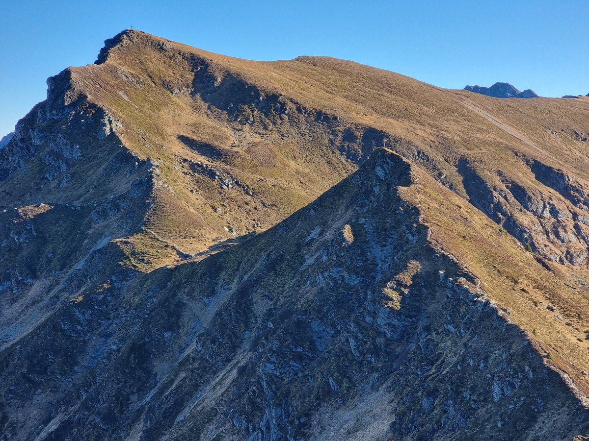 la_ontel's tweet photo. Bei Aurach/Jochberg #kitzbüheler über Schlichtenalm, Schützkogel (2069m) und Kleiner Schütz (2072m) Richtung Gamshag.. (nordseitiger Anstieg schattig und Bodenfrost, aber oben Sonne pur) https://t.co/VdqsKzyji7