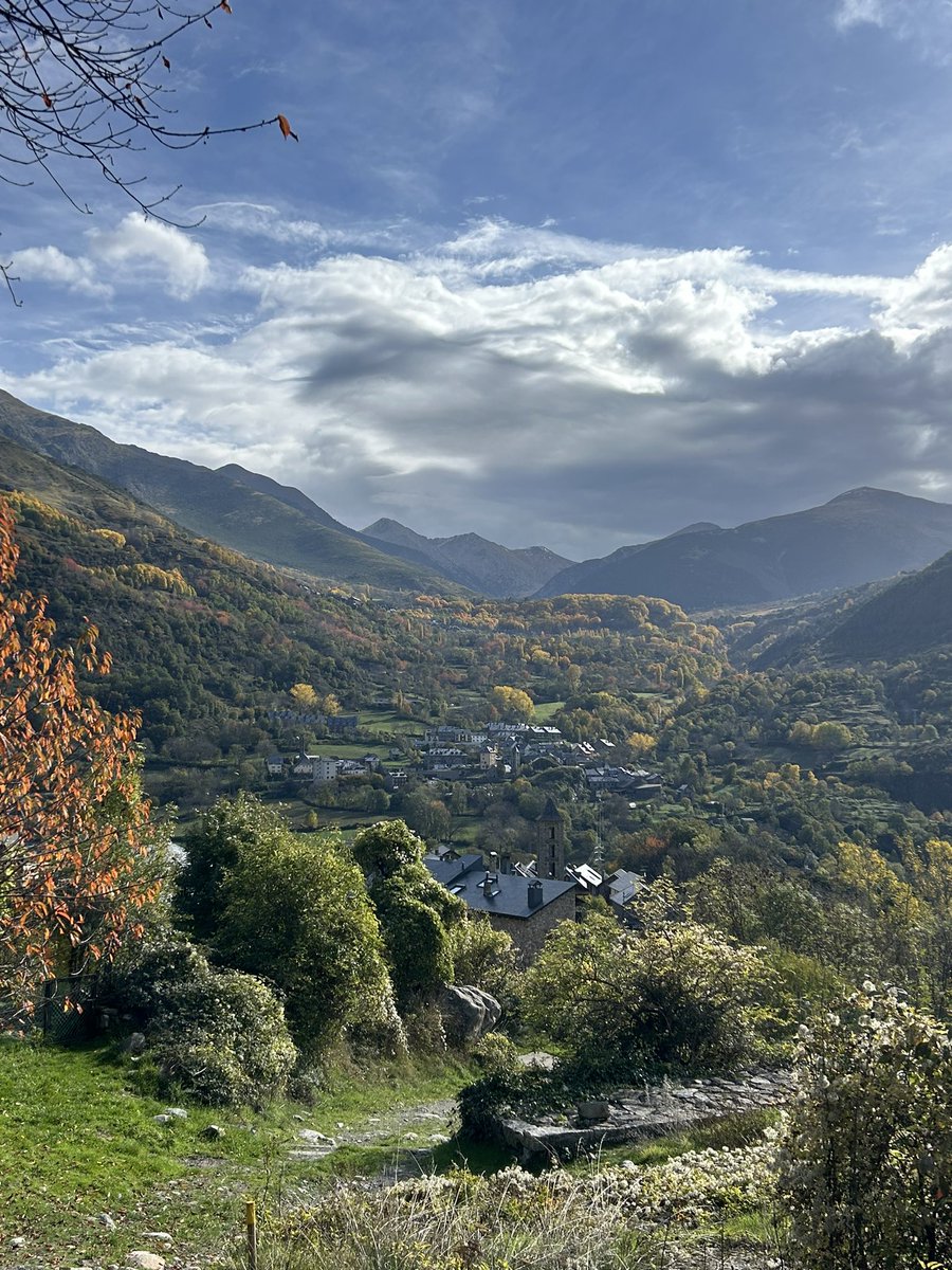 Nanet_14's tweet photo. La @ValldeBoi no defrauda nunca, y en otoño, menos … 🥰😊☺️😎
#valldeboi https://t.co/YsWdTK9cFs