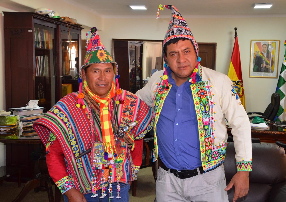 El ministro de Desarrollo Rural y Tierras , Yamil Flores Lazo, sostuvo este lunes una importante reunión con los Ayllus en Paz de Potosí, de los que escuchó sus demandas. Se coordinaron acciones para seguir apoyando su desarrollo.