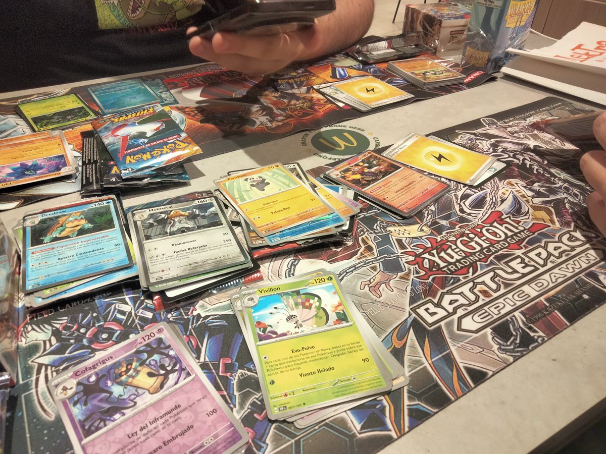 DarkSoul1804's tweet photo. Quedada de Pokémon abriendo 52835282 sobres con @AtreyuNs y @Adrilingo1 ✨ https://t.co/CA4s2SzCbz
