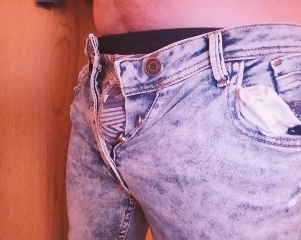 I haven't posted pics in a while so... How do you like my jeans? 🤗