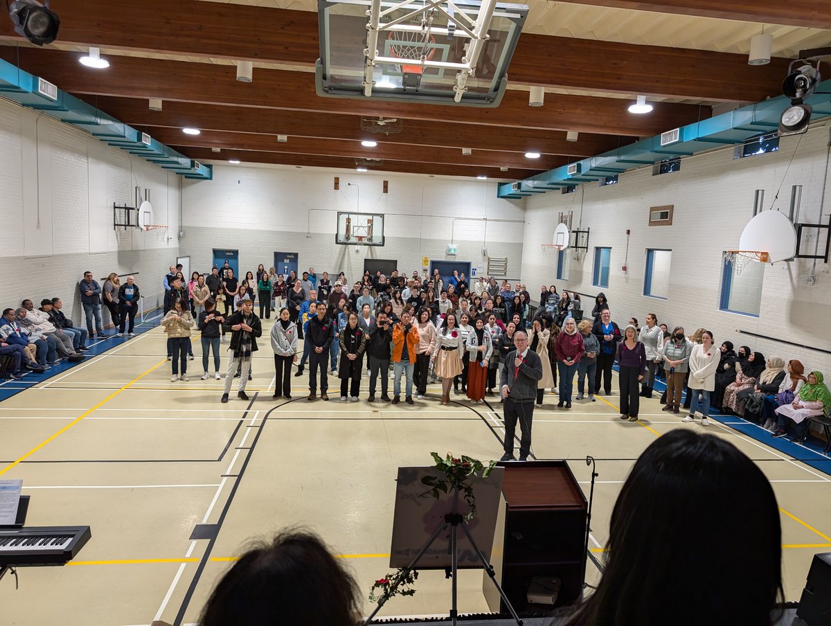 Today, on Remembrance Day, the Thomas Merton community gathered to honour our heroes and fallen soldiers. Thank you to all those who fought for us and selflessly shaped the country we call home. 🕊️🙏 #RemembranceDay #LestWeForget <a href="/HCDSB/">Halton Catholic DSB</a>