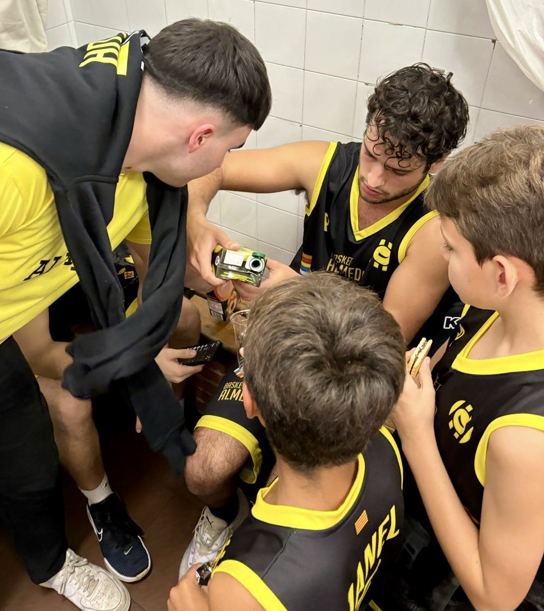 🏀 Dissabte, el Mini Groc masculí va participar del partit del Sènior masculí davant el <a href="/UESC_SantCugat/">🔴Unió Esportiva Sant Cugat⚫</a>. 
Xerrada prepartit, escalfament, partit a la mitja part i berenar per finalitzar. Gran jornada tots plegats!