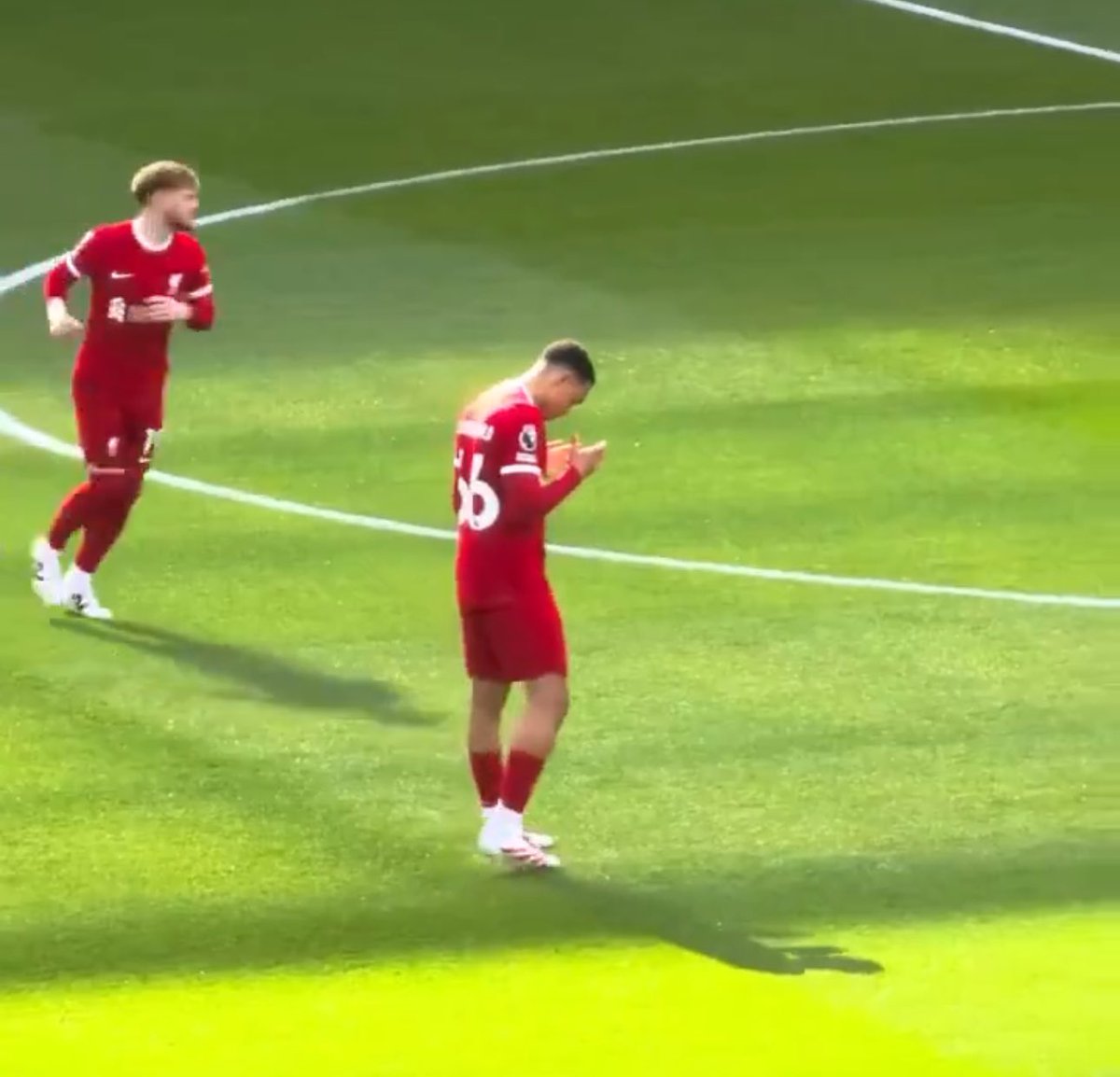 الحين ارنولد مسلم ؟ دايم اشوفه يدعي بهالطريقة مع صلاح واحيان كوناتي 

مع ان اللي اعرفه واتوقعه انه مو مسلم ، ولو كان مسلم الله يثبته