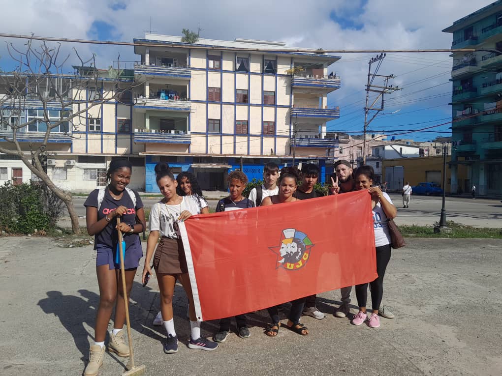 rpalmero1's tweet photo. En Centro Habana,  esquina de Infanta y Manglar, jóvenes centrohabaneros y de la Policía Nacional Revolucionaria se unieron para impulsar labores de recuperación e higienización.  #FuerzaCuba https://t.co/mZcJHjc7hA