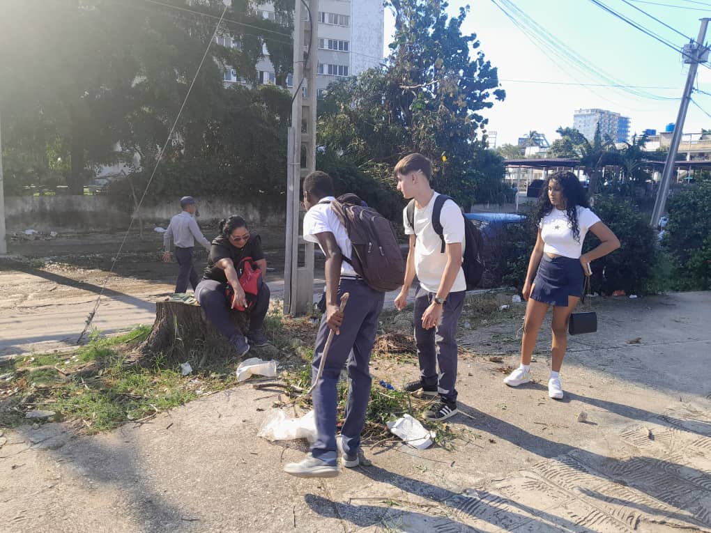 rpalmero1's tweet photo. En Centro Habana,  esquina de Infanta y Manglar, jóvenes centrohabaneros y de la Policía Nacional Revolucionaria se unieron para impulsar labores de recuperación e higienización.  #FuerzaCuba https://t.co/mZcJHjc7hA