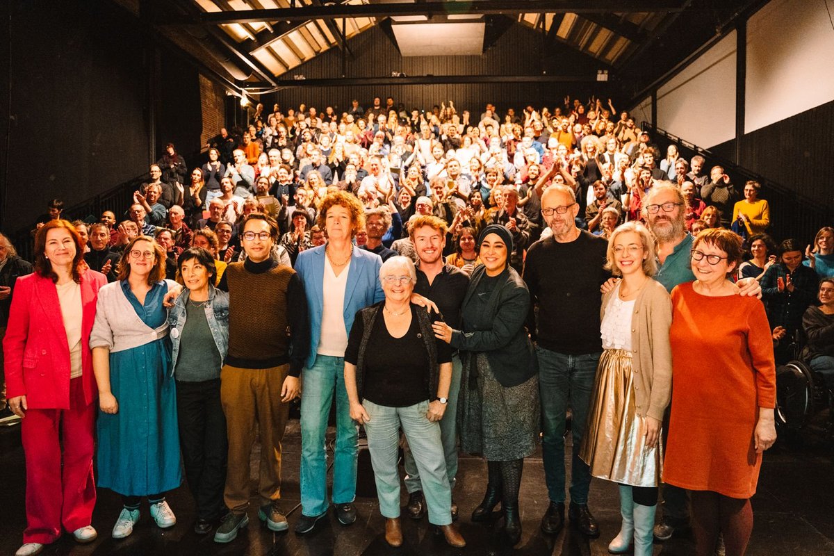 Hafsa El-Bazioui ๐ฟ (@hafsa_hopsasa) on Twitter photo De leden van Groen, Open Vld en Vooruit keurden het bestuursakkoord goed.
Onze opdracht is groot, een stad waar iedereen zich gehoord voelt.
Daar gaan wij ons ten volle voor inzetten.
Grote dankjewel aan Vera en <a href="/pdsutter/">Petra De Sutter</a> โค๏ธ
#Gent De leden van Groen, Open Vld en Vooruit keurden het bestuursakkoord goed.
Onze opdracht is groot, een stad waar iedereen zich gehoord voelt.
Daar gaan wij ons ten volle voor inzetten.
Grote dankjewel aan Vera en <a href="/pdsutter/">Petra De Sutter</a> โค๏ธ
#Gent