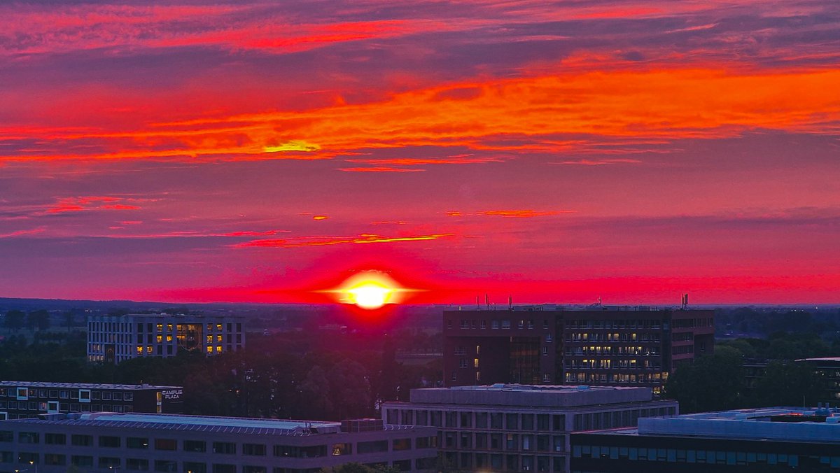 One of my best sunset shot from 13 floor above ground🥰
<a href="/Raybash_kenny/">RAYBASH📸</a>
#Samsung #mobilephotography #s24ultra