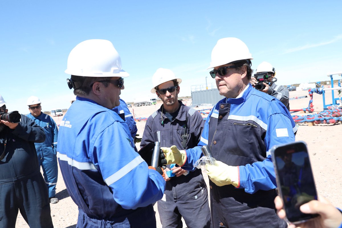 RÍO NEGRO AVANZA EN VACA MUERTA: PRIMERA PRODUCCIÓN DE PETRÓLEO NO CONVENCIONAL ⚡️

Hoy celebramos un paso histórico para el desarrollo energético de Río Negro: se puso en producción el primer PAD de tres pozos no convencionales de Vaca Muerta, en territorio rionegrino. Este