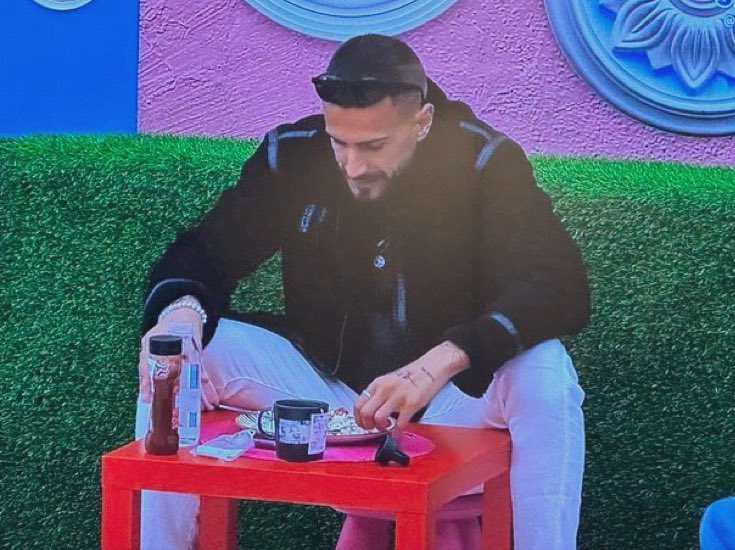 #sstvi

O Ruben a comer numa mesa indicada à idade mental dele.