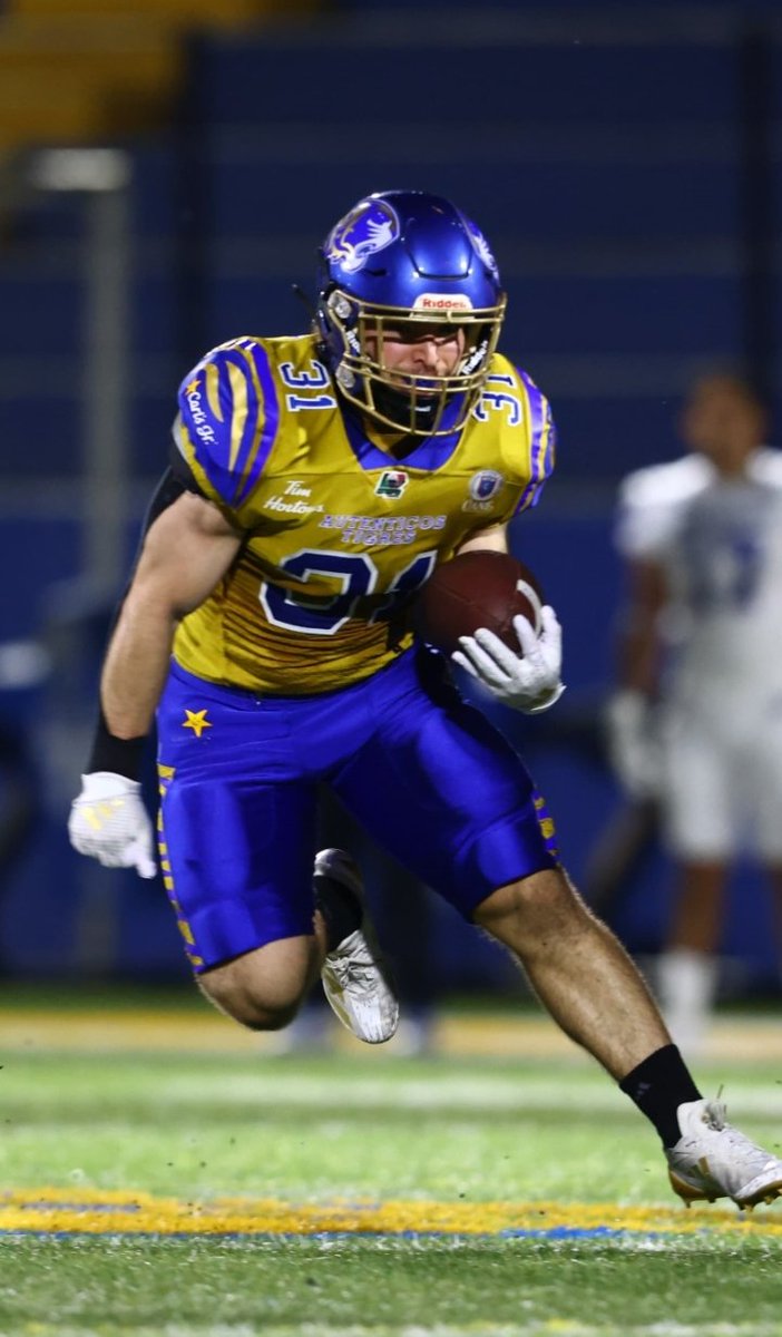 sebasfootball's tweet photo. Por segundo año al hilo, Ángel Alvarado es el RB con más yardas en la temporada regular.
Ángelito corrió para 867 yardas, 8 anotaciones y un promedio de 6.9 yardas cada vez que acarreaba el ovoide.
Felicidades al estudiante de Ingienería Civil.
Y la OL y PBS de @UANL_Autenticos https://t.co/aWIKx29wYB