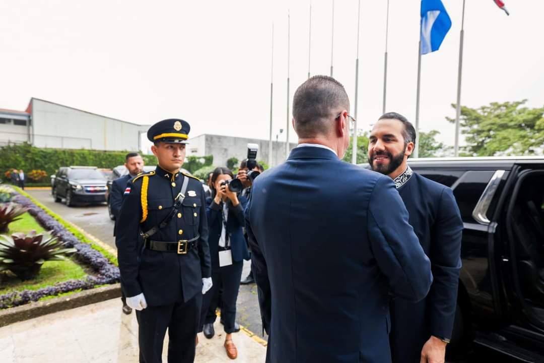 En estos momentos desde la República de Costa Rica, visita oficial del Presidente <a href="/nayibbukele/">Nayib Bukele</a> donde recibe la distinción de la Orden Nacional "Juan Mora Fernández", en el grado de Gran  Cruz de Placa de Oro.
