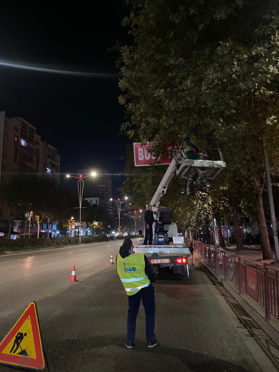Puna vazhdon👷🏼‍♂️... Ne çdo⏰ orë jemi në shërbim të qytetit🌃. BRAVO ÇUNA! 👏🙌

#lirimSinjalistikash #RrugaDritanHoxha
#DrejtoriaePërgjithshmeePastrimGjelbërimit