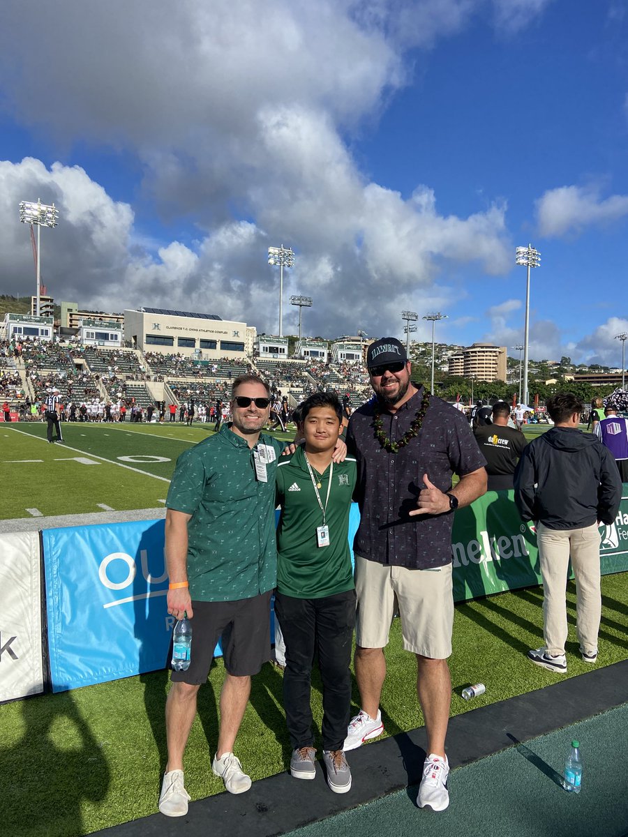 Playfly_AJS's tweet photo. Aloha! Great time this weekend at @HawaiiAthletics. We’re building something special on the island @cwangelos #GoBows #AspireDifference https://t.co/NHvXuttsAf