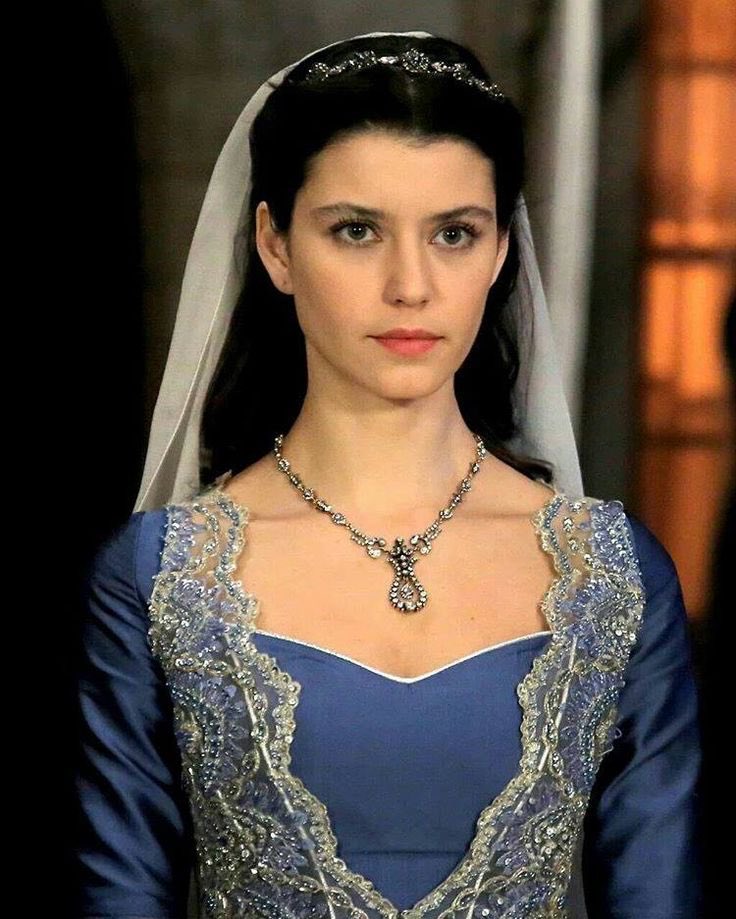 Хюрем менен султан Сулайман ролун мыкты аткарган үчүн "Даңазалуу доорду" көргөн окшойм. 

Анын уландысы – "Көсөм империясын" көрүп, башкы ролдогу актрисага чыдабай, өчүргөнү калдым. 

Эч бир эмоция жок. Берен Саат деген актриса экен. 

Эми резенцияларды окуп чыгам го.