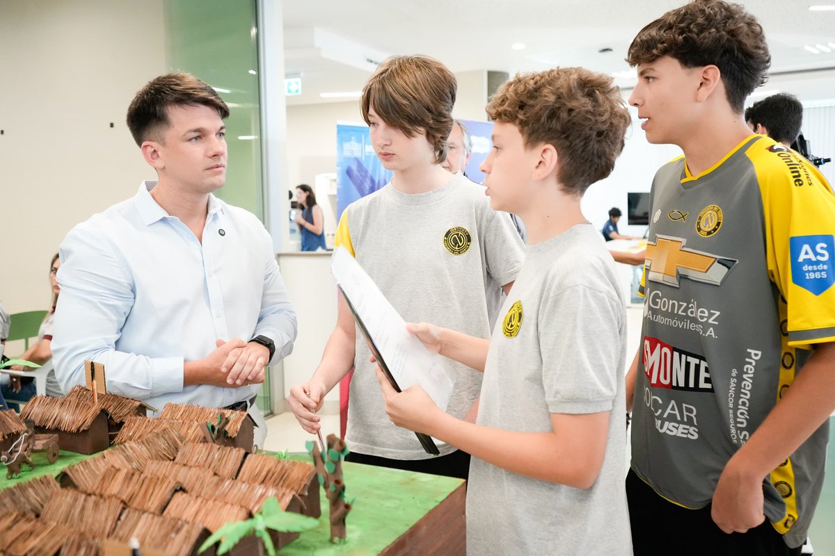 Hoy en <a href="/SiliconMisiones/">Silicon Misiones</a> entregamos equipamiento tecnológico a escuelas de <a href="/SPEPMEducacion/">SPEPM</a>, incluyendo kits de Arduino y software para las EFAS. 

Esto promueve la creatividad e innovación en los estudiantes, avanzando hacia una educación más inclusiva y tecnológica.