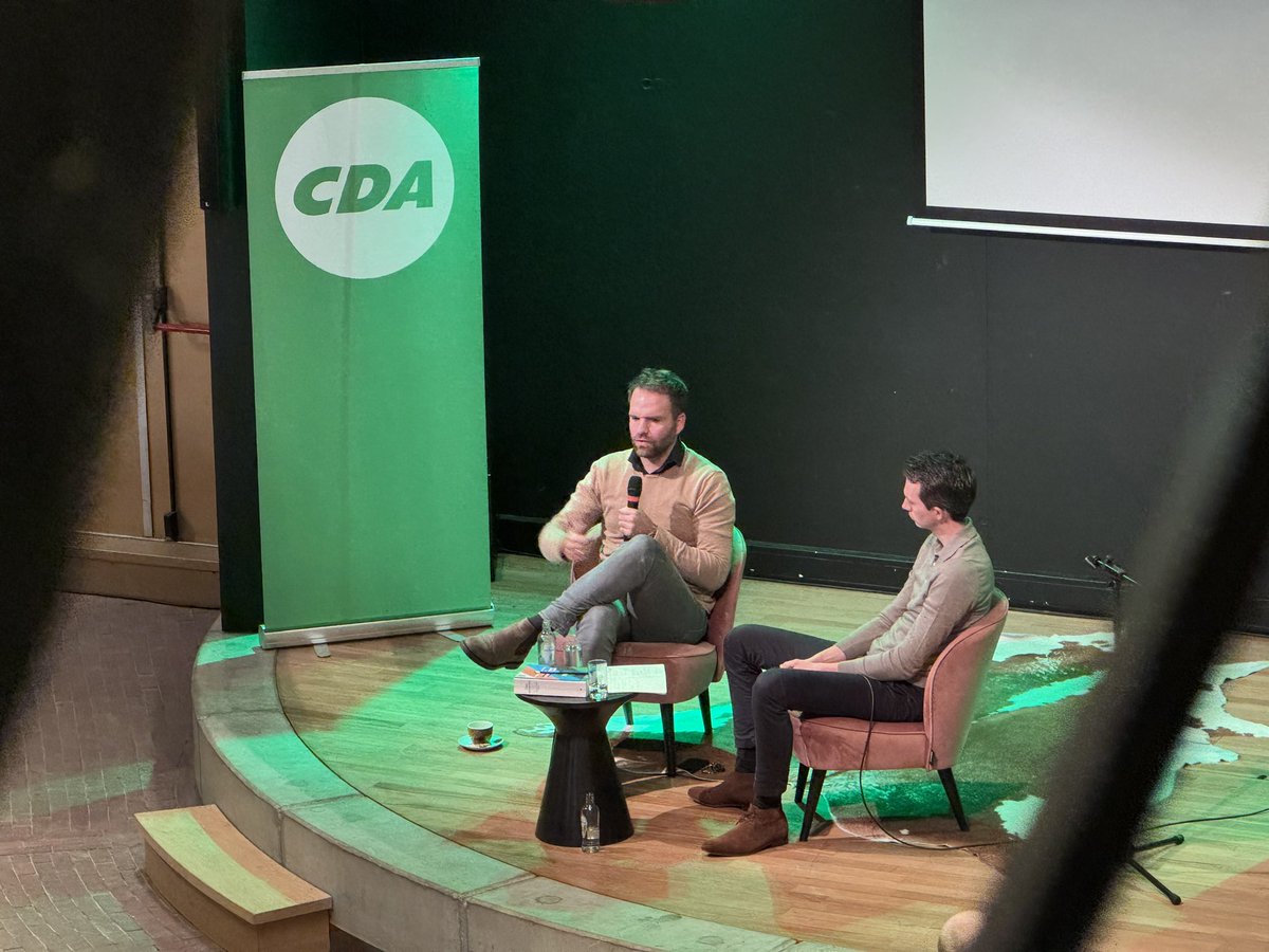 aj_boot's tweet image. Inspirerende avond in Ede met @DerkBoswijk over buitenlands beleid en politiek. Olv @JPvdSchans een mooi gesprek met meer dan 50 CDA’ers over de veiligheid van Nederland en de EU in onzekere tijden 🇳🇱🇪🇺🌍