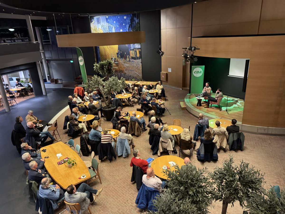 aj_boot's tweet image. Inspirerende avond in Ede met @DerkBoswijk over buitenlands beleid en politiek. Olv @JPvdSchans een mooi gesprek met meer dan 50 CDA’ers over de veiligheid van Nederland en de EU in onzekere tijden 🇳🇱🇪🇺🌍