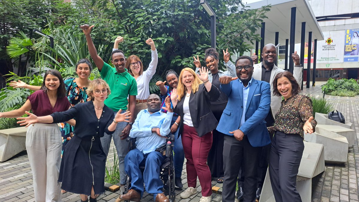 Data4SDGs's tweet image. 🤩 What a wonderful way to start the week, bringing together the 2024 #DataValues in Medellín for a workshop with @data4change!
👀 Dig deeper and read more about the program in the new blog with @CDACN buff.ly/3Z3XptP