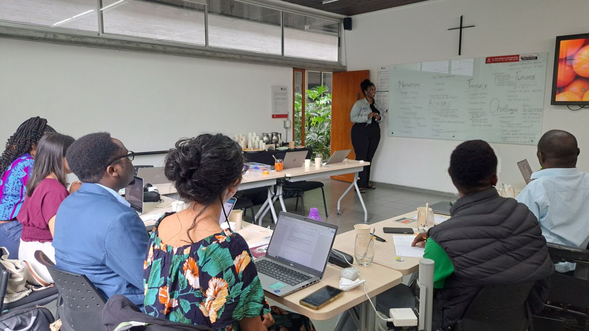 Data4SDGs's tweet image. 🤩 What a wonderful way to start the week, bringing together the 2024 #DataValues in Medellín for a workshop with @data4change!
👀 Dig deeper and read more about the program in the new blog with @CDACN buff.ly/3Z3XptP