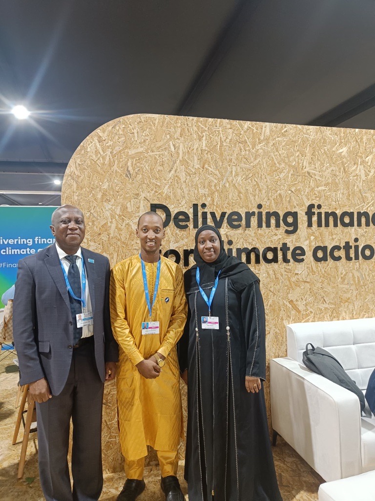 unicefmali's tweet photo. Le jeune négociateur pour le climat #CYNP @AhmedAgMohamed du #Mali a rencontré @G_LaryeaAdjei, directeur des programmes @UNICEF lors du lancement des directives pratiques du @theGCF sur l'assainissement résilient au climat.
Le document a été produit avec le soutien de l'UNICEF en collaboration avec les membres de la Coalition pour un assainissement résilient au #climat.
#COP29Baku #COP29Azerbaijan