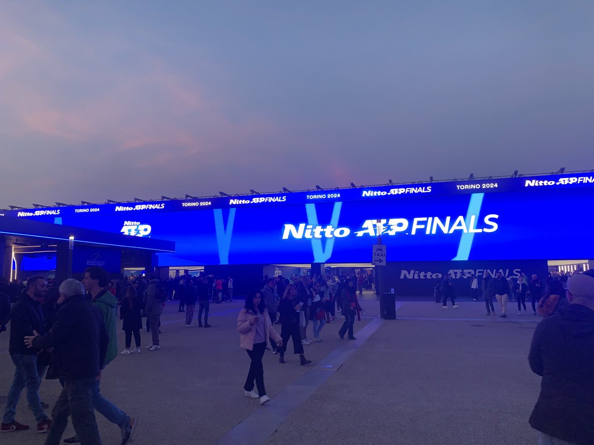 MoroFilippo's tweet photo. Che bello avere un torneo così importante e ben organizzato vicino a casa. I giochi di luci, il fan village e i prezzi dei biglietti sono tutti decisamente esagerati. Però difficilmente si torna a casa delusi https://t.co/qtX9Asm2XN