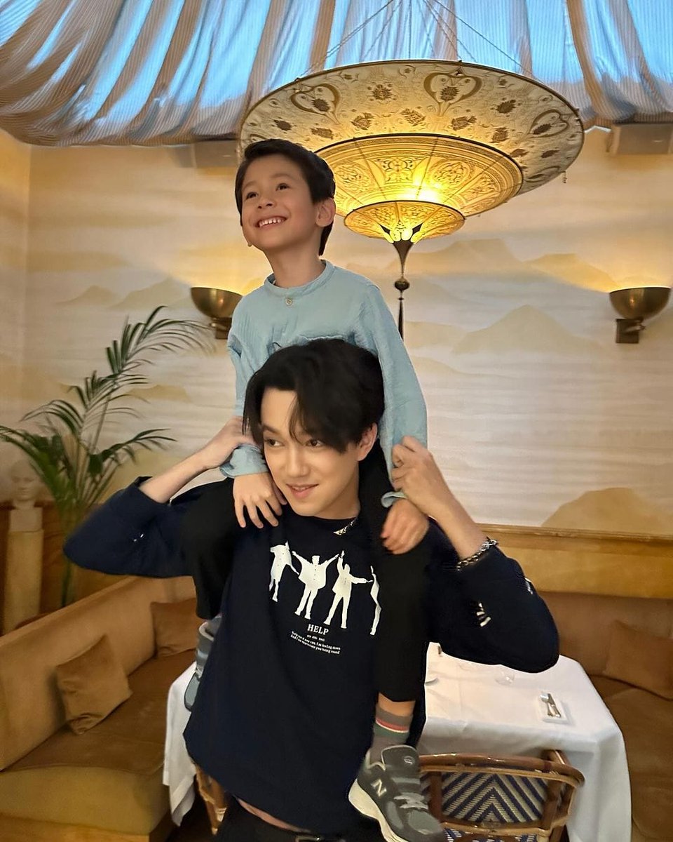 DimashPeru's tweet photo. Dimash junto a su prima y sobrinos en París.

#Repost @samuelle__
...
Me alegró verte @dimash_official 🤗🥰 ven más a menudo😊

#Dimash #DQ #Singer #Dears #DimashDears #DimashFans #DimashAmericaLatina #Perú 🇵🇪 #DimashFCPeru #DKPDFanClubOficial #DimashEnEspañol #StrangerTour
⬇️ https://t.co/RGQL0pb0yV