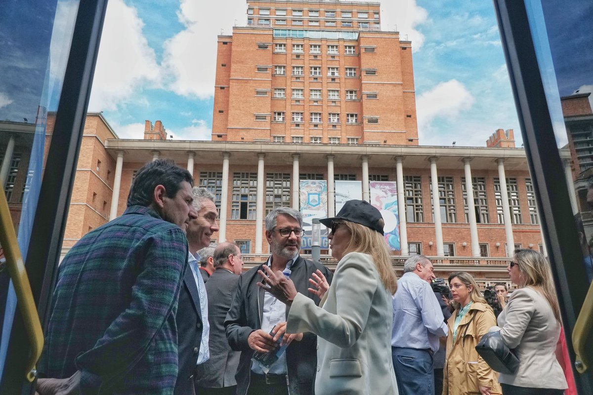 CosseCarolina's tweet photo. La @montevideoIM presentó el nuevo modelo de Bus Turístico. Montevideo tendrá este servicio operativo que se renovó completamente. https://t.co/lY7Vf2QSrW