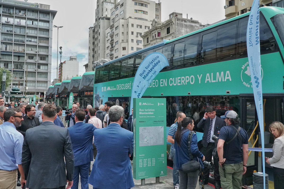 CosseCarolina's tweet photo. La @montevideoIM presentó el nuevo modelo de Bus Turístico. Montevideo tendrá este servicio operativo que se renovó completamente. https://t.co/lY7Vf2QSrW