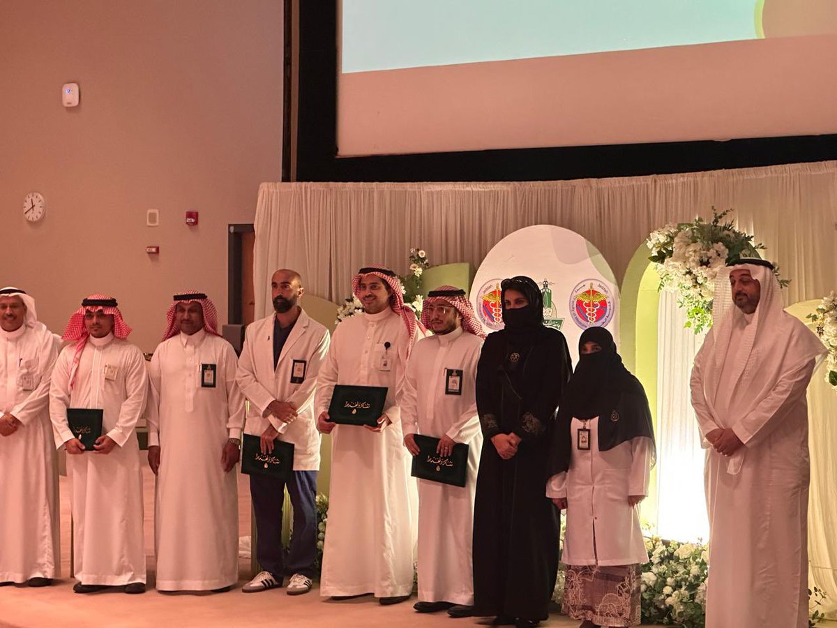 MahmoodShowail's tweet photo. بفضل من الله تم تكريمي مع نخبة من أعضاء هيئة التدريس المتميزين بكلية الطب بجامعة الملك عبدالعزيز .. 
اللهم ربنا لك الحمد كما ينبغي لجلال وجهك ولعظيم سلطانك 🤲🏼 .. https://t.co/ZtFtaUn7h6