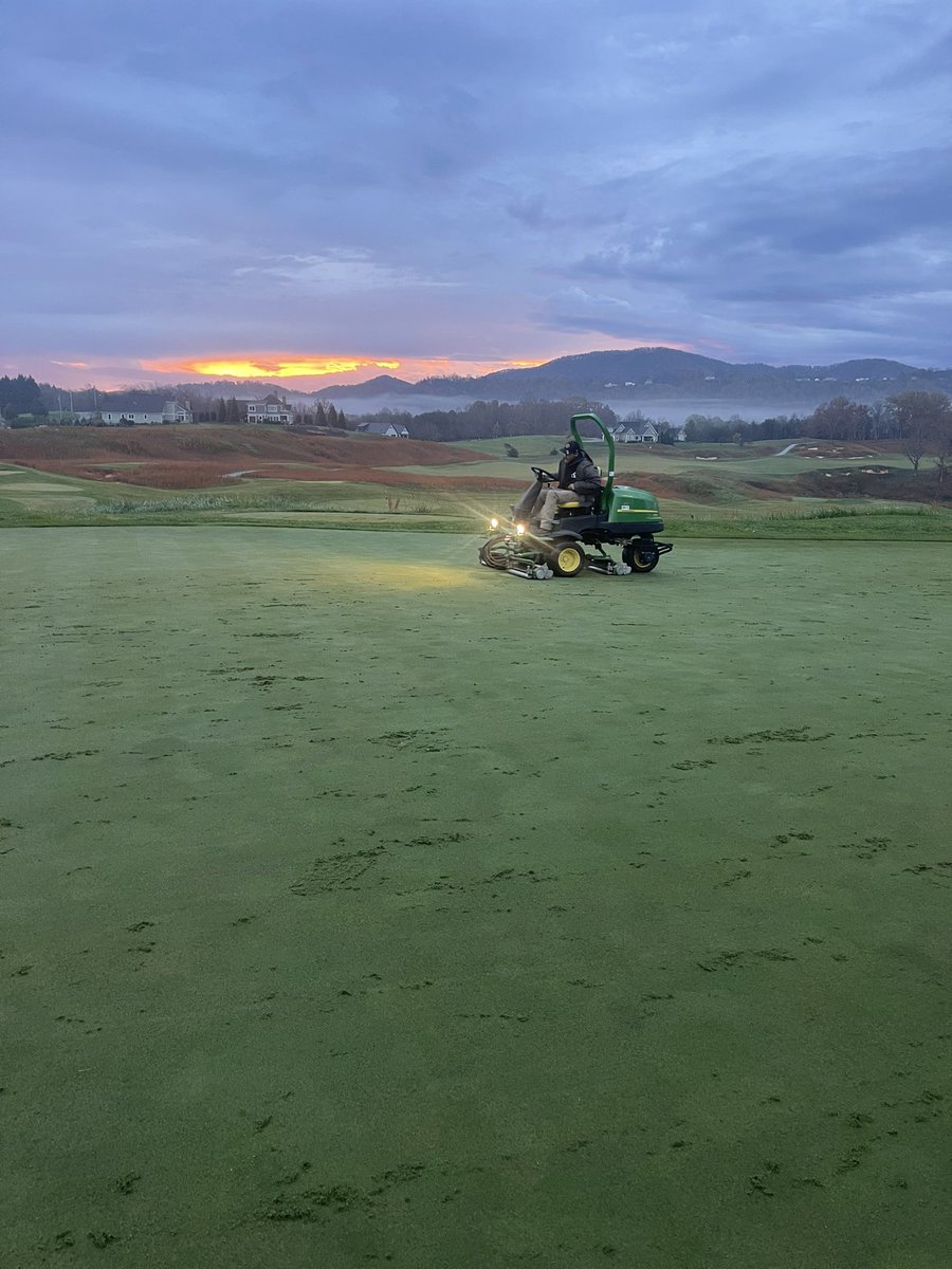LeePrice_Turf's tweet photo. Greens vertigroom, brush mow, top dress, and vent. The team is knocking it out of park today. https://t.co/ipJdDavihw