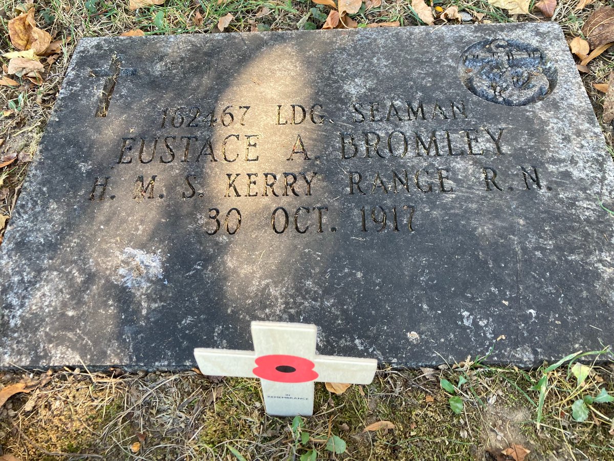 stgeorgesbalt's tweet photo. Yesterday our Society remembered those servicemen who gave their last measure to their country and were buried in Baltimore. These are the four Royal Navy British war graves in Baltimore.
@CWGC
@UKinUSA
@UKdefUS
@RoyalNavy https://t.co/9lzMrYJDk5