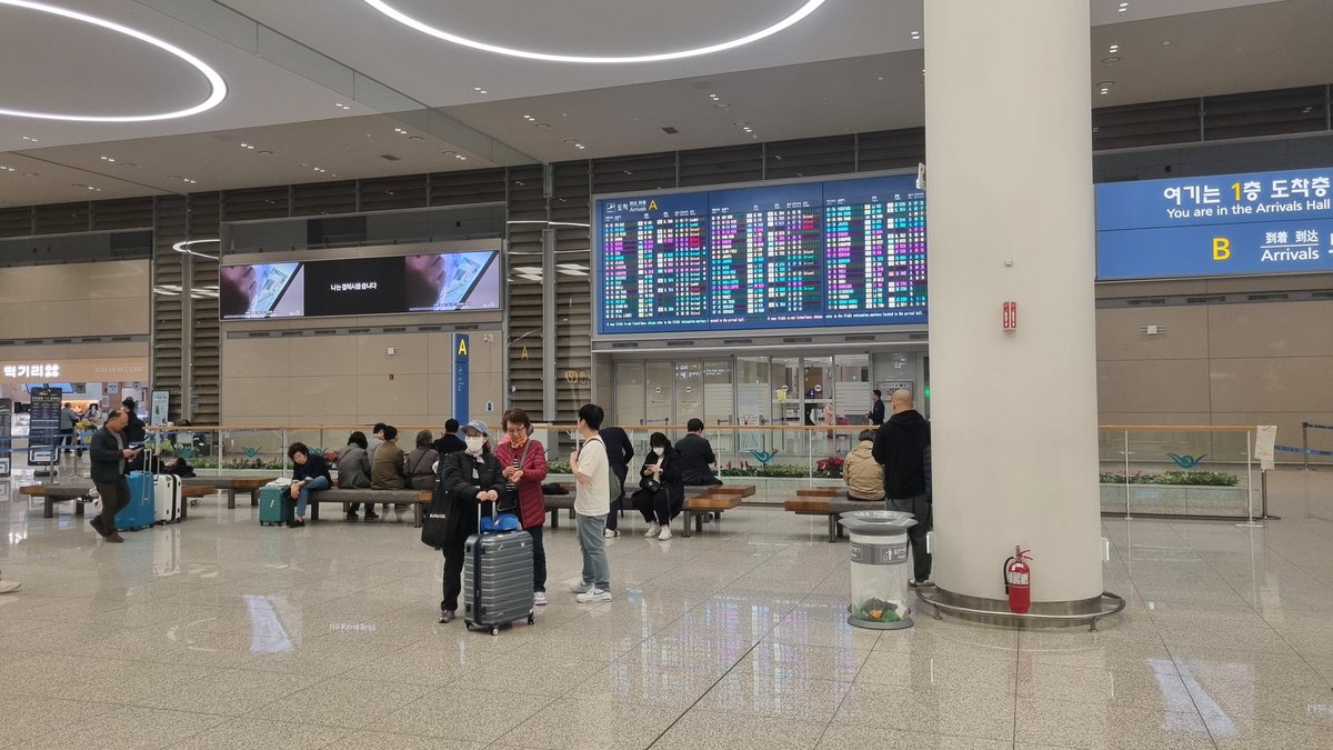 #여행은못가도기분만이라도 
#인천공항_2터미널 
3층출국장 적당히 붐빔
1층입국장  사람찾기 좋음.도시락(?) 받으려는 사람 많음
2024.11.12  오전6시15분