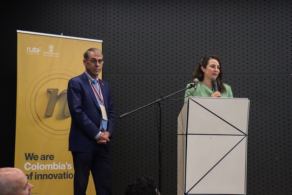 DANE_Colombia's tweet image. Además, compartieron un espacio con estudiantes, investigadores, profesionales y apasionados por los datos de varias partes del mundo que compitieron en @rutan_med, desarrollando soluciones innovadoras para el desarrollo sostenible del turismo en #Medellín 🌱
#UNDatathon2024 🏆