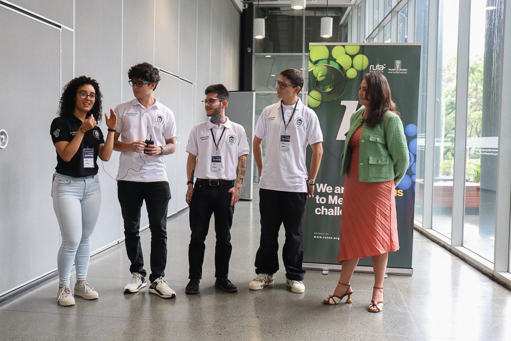 DANE_Colombia's tweet image. Además, compartieron un espacio con estudiantes, investigadores, profesionales y apasionados por los datos de varias partes del mundo que compitieron en @rutan_med, desarrollando soluciones innovadoras para el desarrollo sostenible del turismo en #Medellín 🌱
#UNDatathon2024 🏆