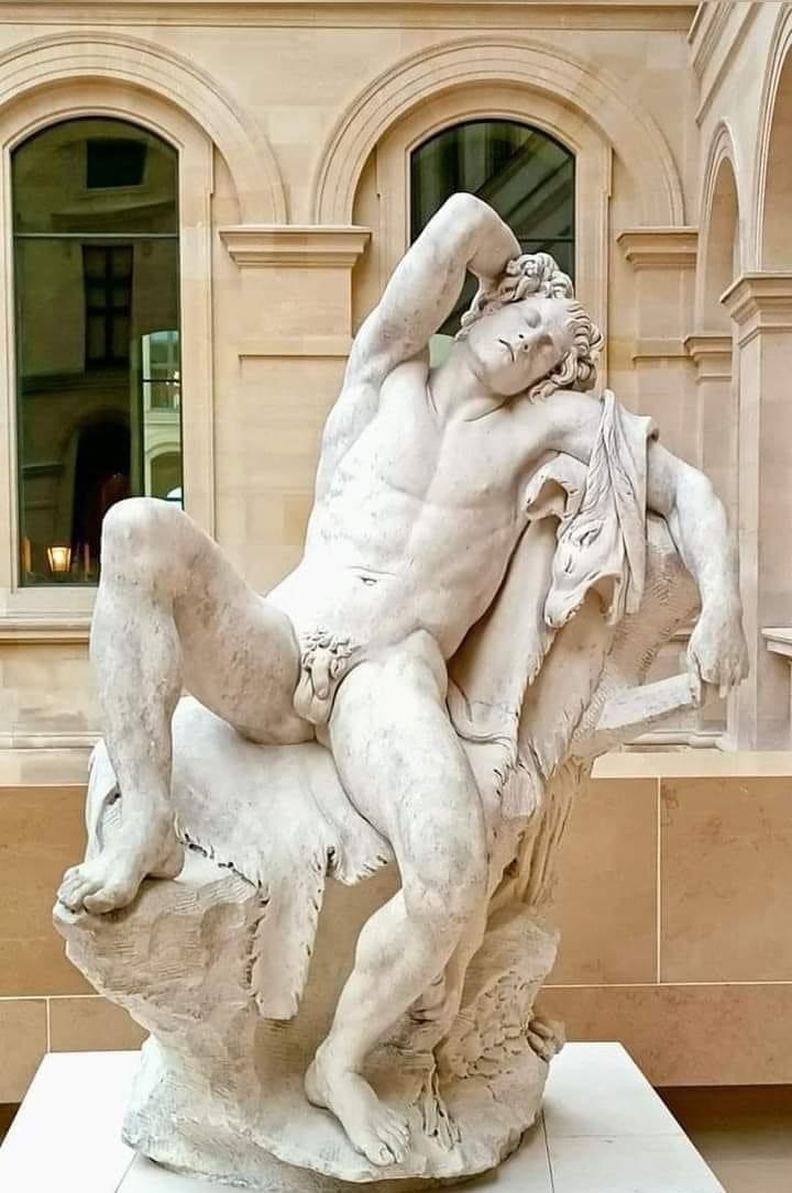Fauno Barberini es una obra maestra de la escultura helenística. Descubierta en Roma y atribuida al siglo III a.C., esta figura mitológica destaca por su sensualidad y realismo. 
#arte #elcaminodeltalento #monstruoscreativos
