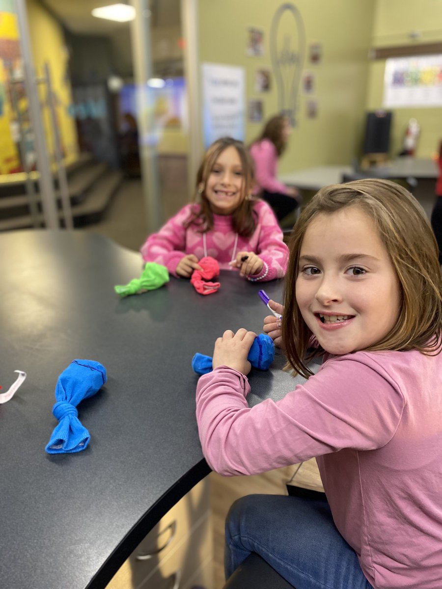 LauraLoehmann33's tweet photo. Maplebrook’s Inside Out Club being socially responsible by making cat toys to support our local animal shelters. #InsideOutClub #Elevate203 #A.R.F https://t.co/m8EcYKka6Q