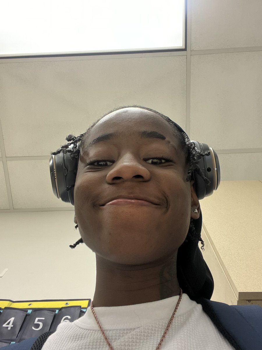 Moocheddar9's tweet photo. When I ask her rate the head and she say broke the scale: https://t.co/2zblt2QlpO