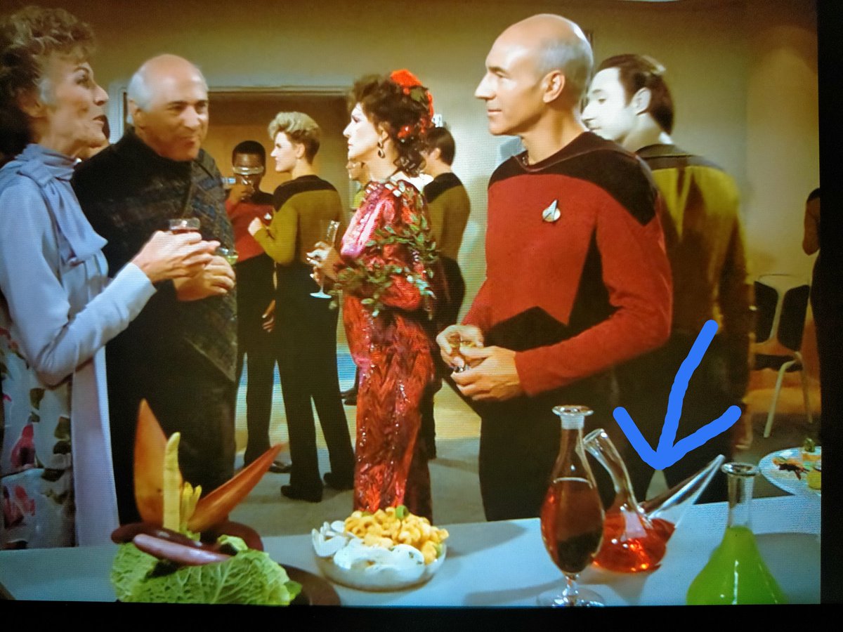 apuntsdecine's tweet photo. He de dedicar aquest tuit a @MariusBelles. Mirant avui un capítol de Star Trek per evadir-me he vist clar el nostre futur. Al s. XXIV arribarà poca cosa sembla, però la cultura catalana si! En una festa intergal•làctica només es pot reconèixer una cosa del passat i és catalana! https://t.co/D95bDGrNbQ