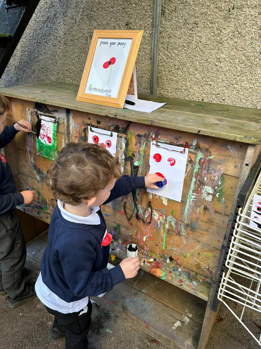 BrynBachSchool's tweet photo. Remembrance inspired creative activities in our Amazing Acorns. The children loved choosing how they would like to make their poppy inspired artwork. Da iawn, pawb! 

#indoorart #outdoorart #Remembrance2024 

@EAS_EarlyYears EarlyYears https://t.co/BoaCOBmswr