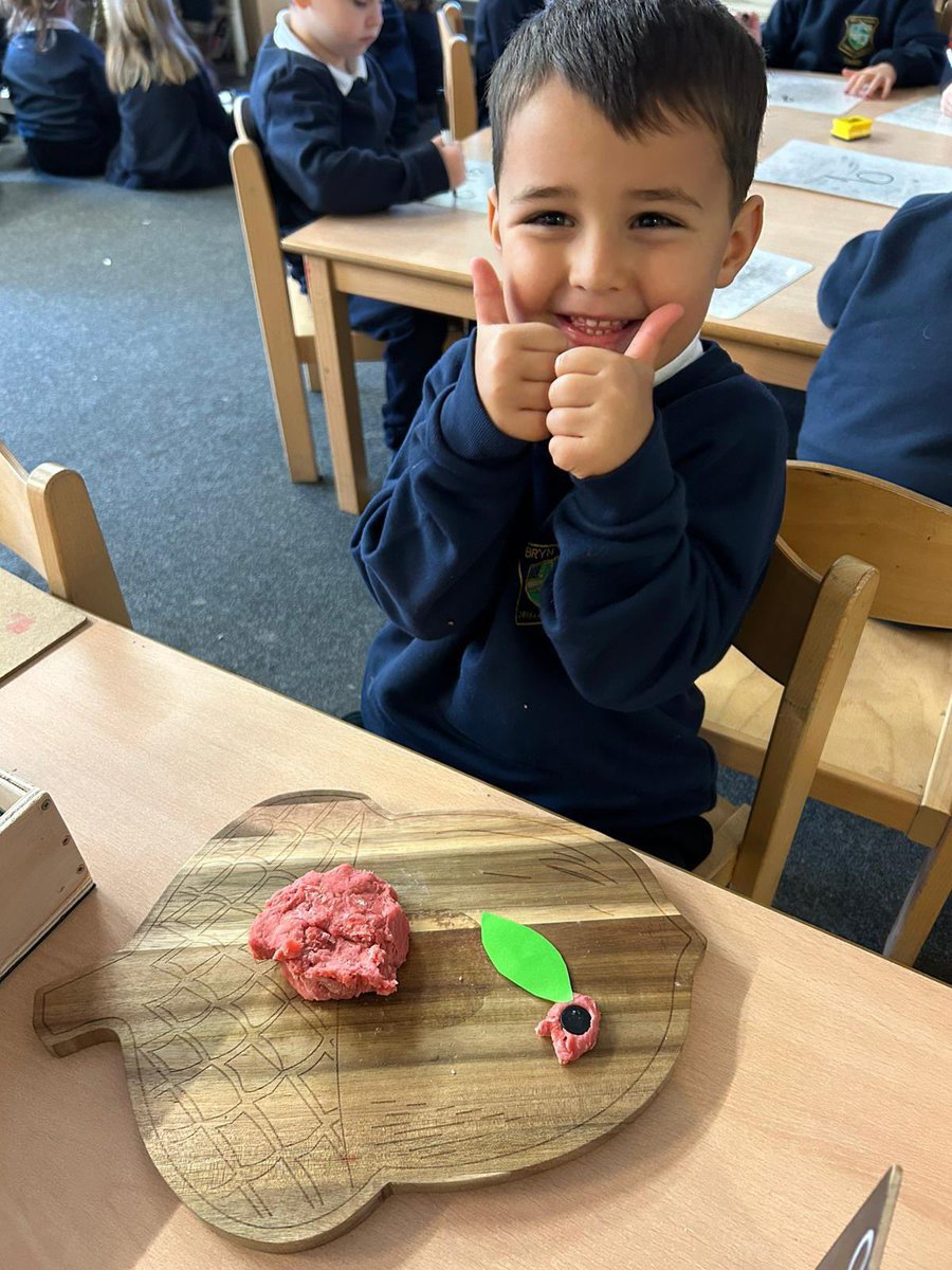 Remembrance inspired creative activities in our Amazing Acorns. The children loved choosing how they would like to make their poppy inspired artwork. Da iawn, pawb! 

#indoorart #outdoorart #Remembrance2024 

<a href="/EAS_EarlyYears/">EAS Early Years</a> EarlyYears