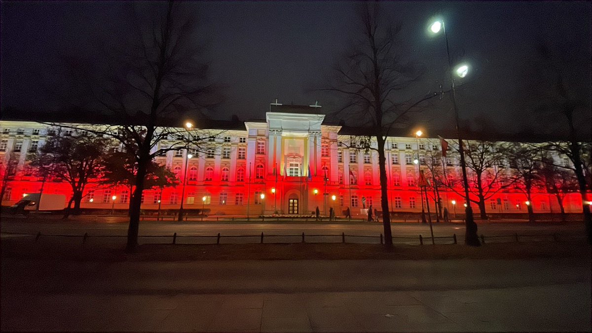 Dziś z okazji Narodowego Dnia Niepodległości budynek Kancelarii Premiera został oświetlony kolorami flagi narodowej. 🇵🇱
