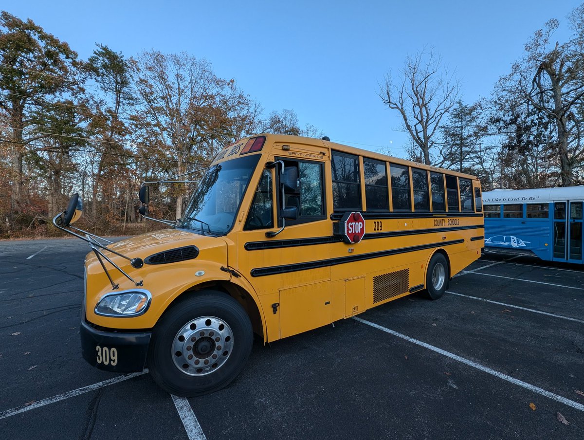parksutton's tweet photo. Just flew into DC to pick up a new bus for the church, got to see my mom and dad for a bit. #Blessed #Greatestjobintheworld #Busministry. https://t.co/xVC1exS6x4