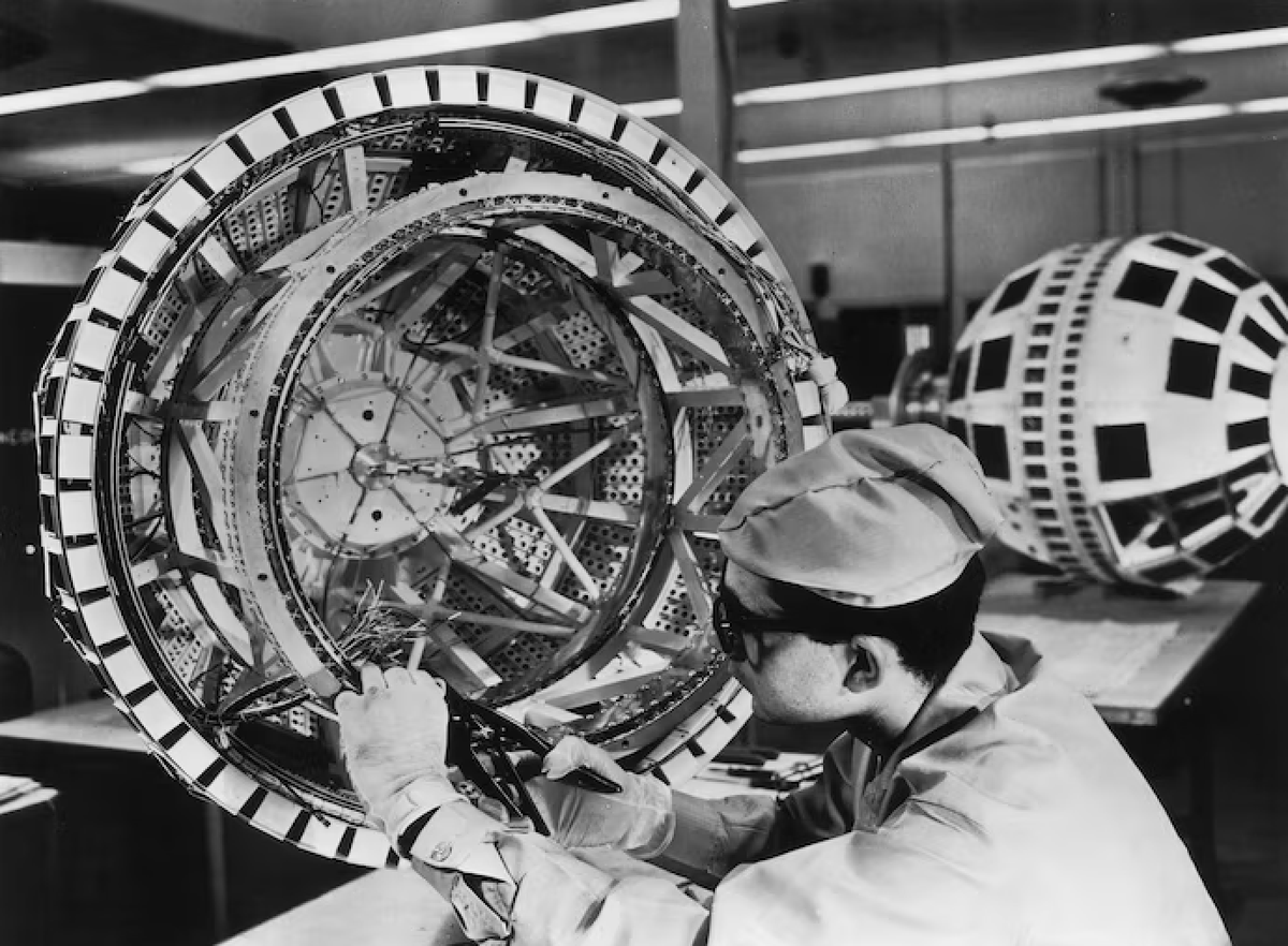 Bell Labs in the 1900s was INSANE. They invented: 

‣ Lasers
‣ Vacuum tubes and transistors
‣ Solar cells
‣ Cellular networks
‣ The 1st communications satellite
‣ The C and C++ programming language
‣ Claude Shannon's information theory

And so much more...