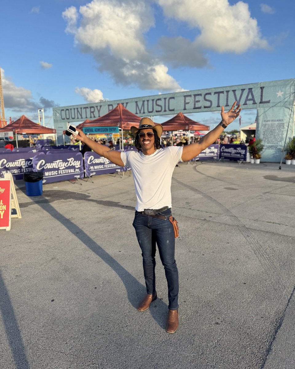 Tpindell's tweet photo. When they said Fall, they meant the season… not for me 🤎

🤠🌴#CBMFcreator24 #miami #miamicreatives #ugccreator #country #countrylife #countrymusic @ford #fordpartner #CBMF https://t.co/lJgwlmEFBr