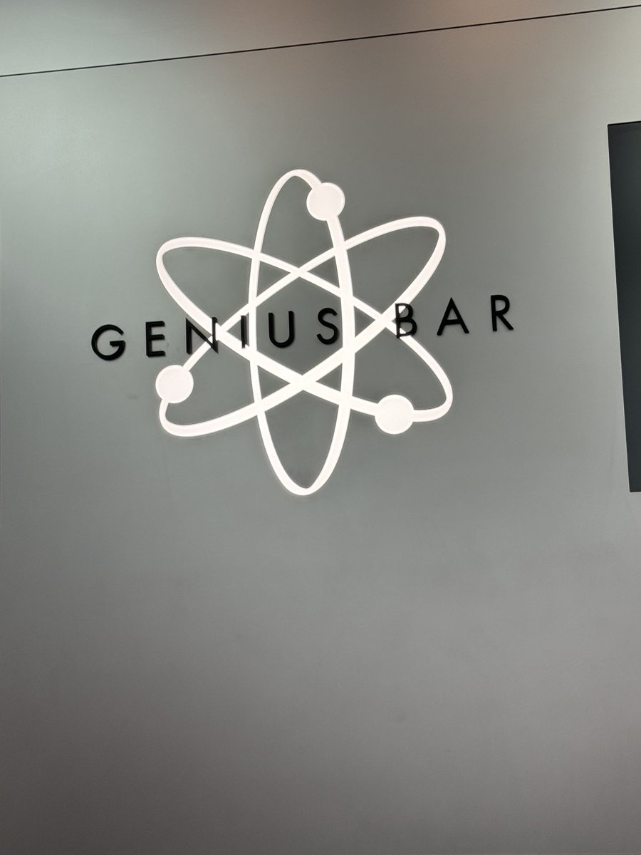 CryptoBullRon's tweet photo. Teaching these Geniuses about #Bitcoin
#Apple #GeniusBar 🍎🚀🍎🚀🍎🚀🍎 https://t.co/dXNaMu8Zso