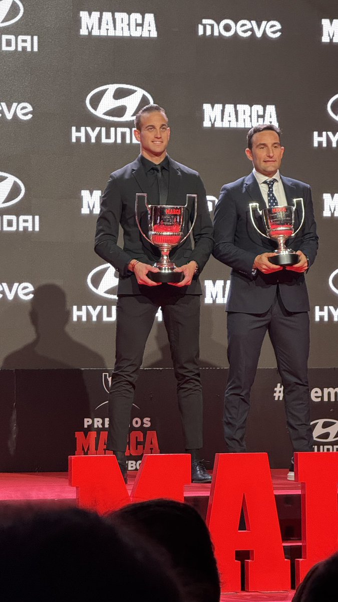 Que orgullo tan grande que representes nuestros apellidos con tanta dignidad y grandeza por todos los sitios por los que pasas.
Querido Dáma, hoy recoges por 2º año consecutivo el Premio <a href="/marca/">MARCA</a> al mejor árbitro de la categoría y sin lugar a dudas, el mundo de futbol te respeta.