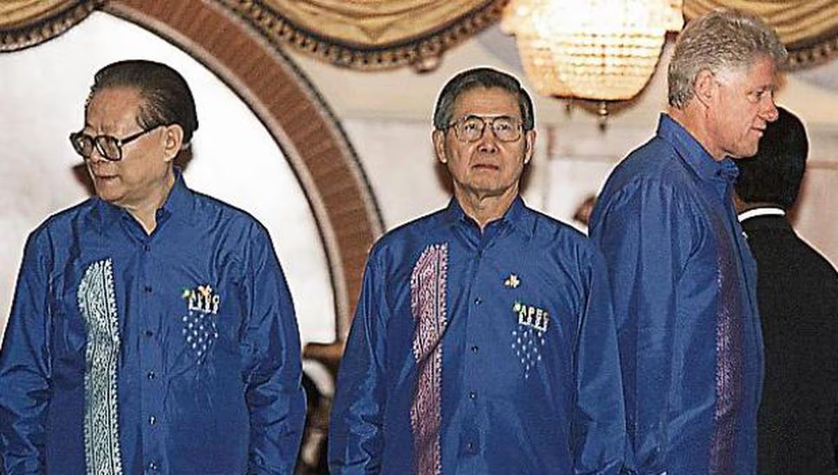 elcholaco's tweet photo. "(En el 2000), Fujimori salió del país con la excusa de asistir al foro APEC en Brunéi. Luego debía viajar hacia Panamá para participar de otra cumbre, pero cambió su vuelo hacia Japón. El 19 de noviembre, Fujimori envió su renuncia vía fax desde un hotel en Tokio". El País. https://t.co/NM3BFlal15